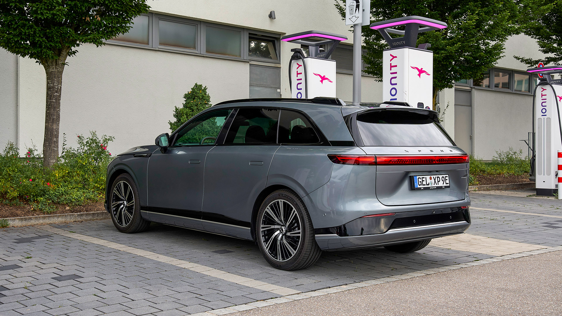 Kachel_Exterieur_Xpeng-G6_XPENG-Hamburg_Leseberg-SueverkruepBrinkmann_1920x1080_02