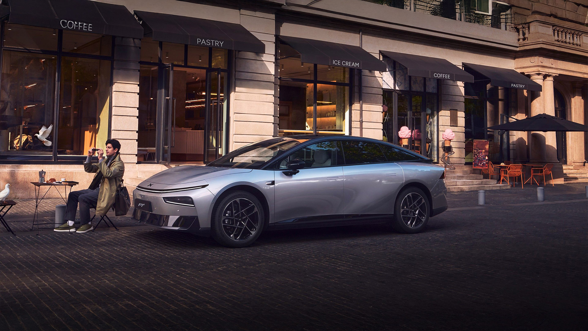 Kachel_Exterieur_Xpeng-P7-Plus_XPENG-Hamburg_Leseberg-SueverkruepBrinkmann_1920x1080_01