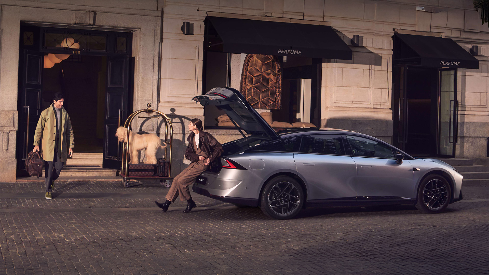 Kachel_Exterieur_Xpeng-P7-Plus_XPENG-Hamburg_Leseberg-SueverkruepBrinkmann_1920x1080_02